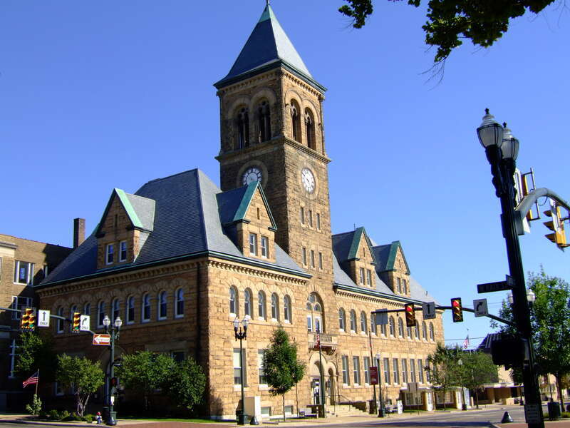 The town hall of Lancaster, a Romanesque building in downtown Lancaster, Ohio, USA