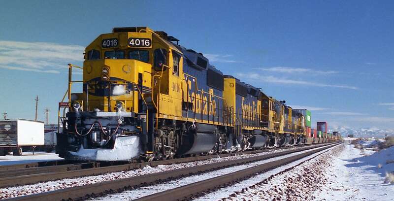 A version of another print I scanned some time ago, this time from the C41 negatives: Four Santa Fe SD44 lead a Westbound intermodal through Kingman AZ in early morning sunshine. It's January 13th 1997 and it has just snowed in the Arizona desert for