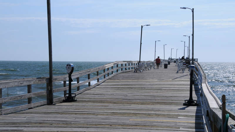 I didn't take a shot of the "toll booth"
they were charging $2.00 to walk on the pier. 

localize [?]