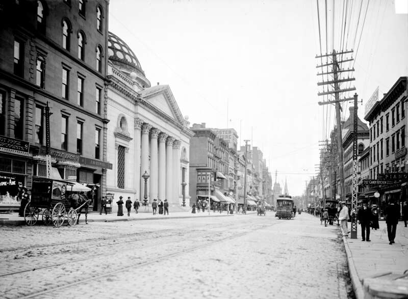 View of Pearl Street in Albany, New York, United States. (Geographical coordinates listed below are approximate.)