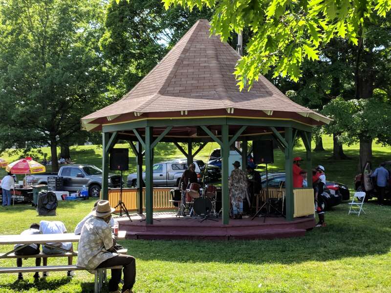 R&amp;B musical group setting up during the 2018 Maplewood Rose Festival in en:Maplewood Park in en:Rochester, New York