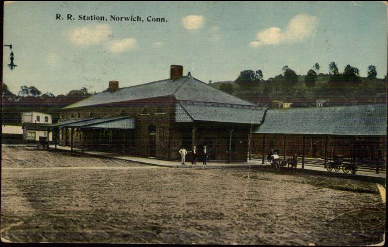Early divided back postcard of Norwich station, postmarked 1915