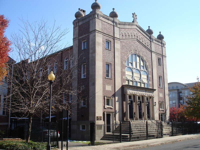 I took this photo of the Poile Zedek Synagogue myself on November 1, 2011