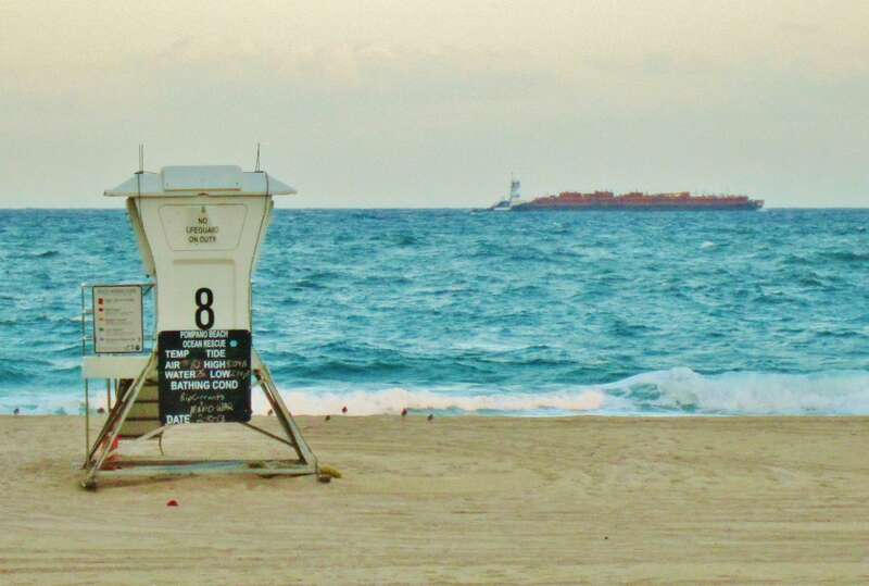 Cargo passant sur Pompano Beach,Florida,USA