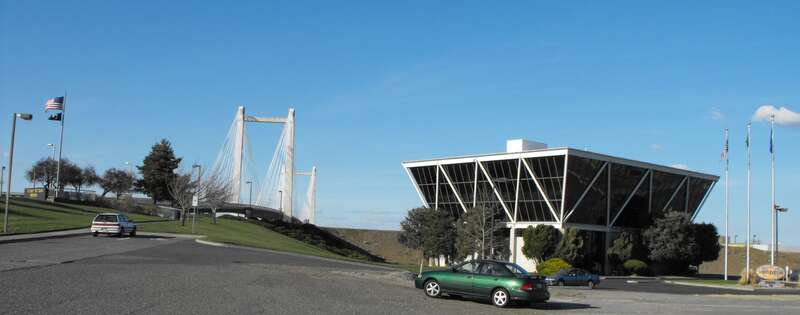 Kennewick, Washington. Cable_bridge, on the left Tri-cities Vietnam_memorial.jpg