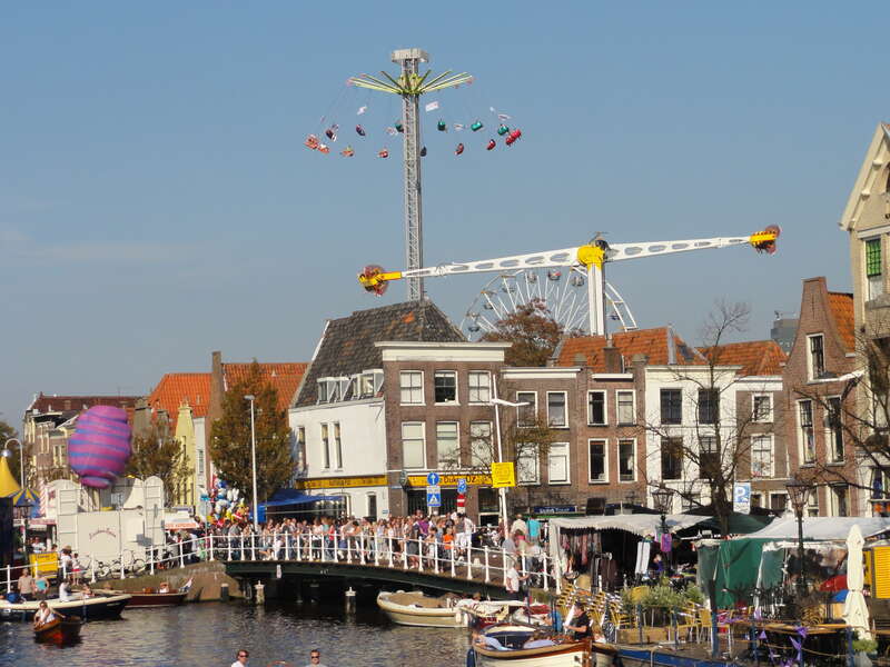 Zicht vanaf de Blauwpoortsbrug op kermis en feest ter gelegenheid van Leidens Ontzet