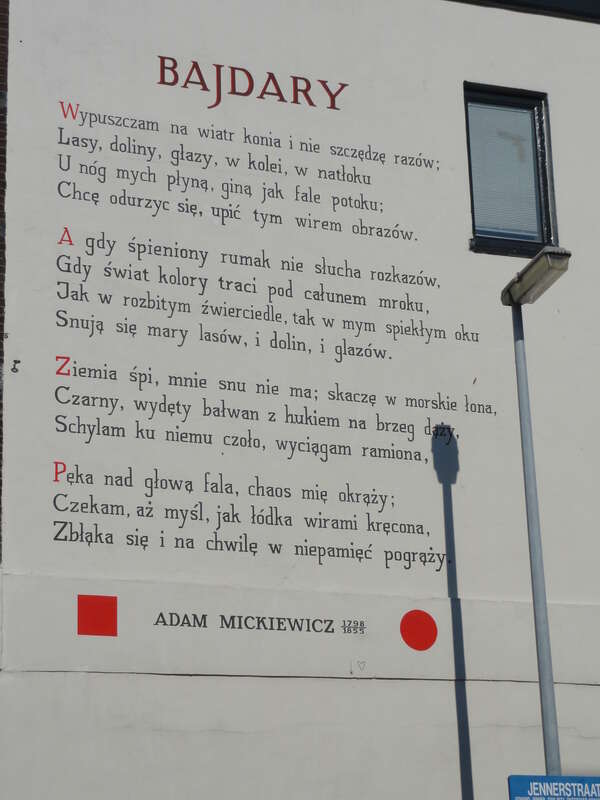Het muurgedicht van Adam Mickiewicz met als titel Bajdary - Het Dal van Bajdaar werd in de zomer van 2011 opnieuw aangebracht door de stichting Tegen-Beeld aan de  Haarlemmerweg 5a, Leiden