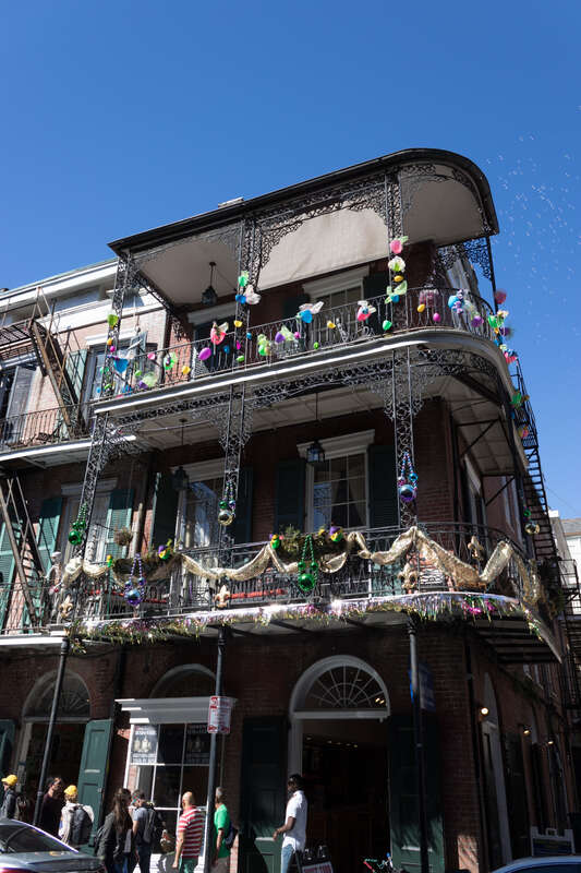 Une rue du vieux carré pendant le French Quarter Festival 2019