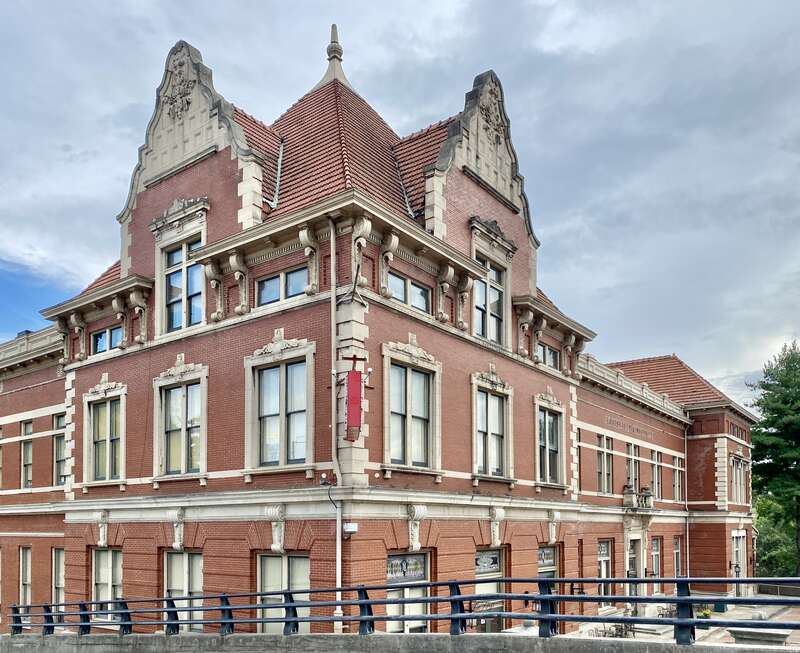 Built in 1904-05, this Chateauesque and Queen Anne-style passenger train station was designed by Richard Monfort for the Louisville and Nashville (L&amp;N) Railroad.  The building was to serve passengers on the Louisville and Nashville (L&amp;N) Line