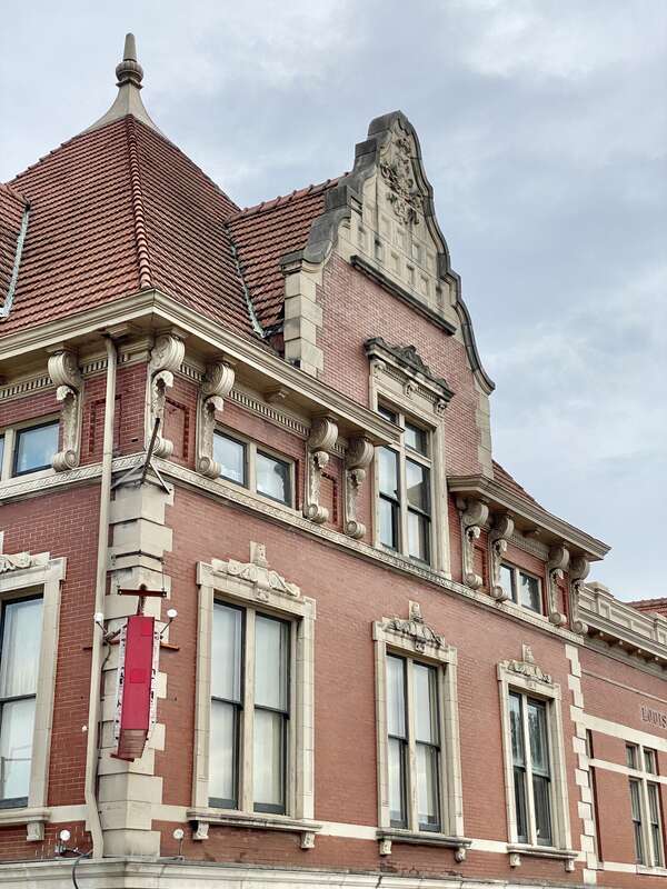 Built in 1904-05, this Chateauesque and Queen Anne-style passenger train station was designed by Richard Monfort for the Louisville and Nashville (L&amp;N) Railroad.  The building was to serve passengers on the Louisville and Nashville (L&amp;N) Line