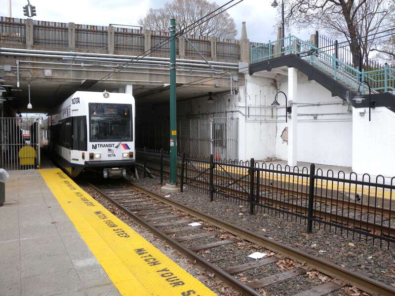 Looking north as southbound trolley arrives at en:Park Avenue (NCS station) on a cloudy midday.  See also File:Park Av NLR high jeh.jpg.