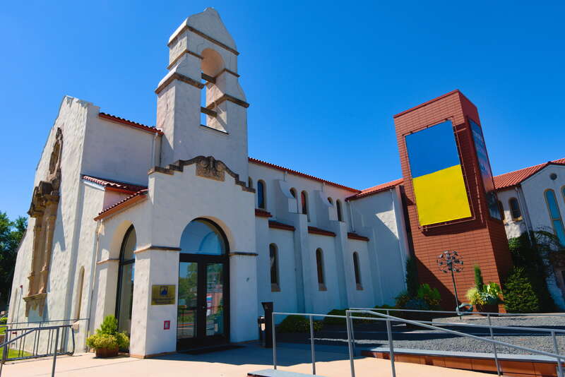 The Russian Museum of Art in the Windom neighborhood in the Southwest community. The flag of Ukraine has been there since the spring.
Minneapolis is split into 11 communities which are split into 86+ neighborhoods. My goal in 2022 is to take photos
