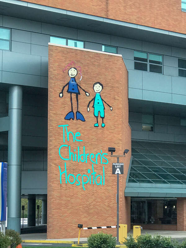 The sign of the children's pavillion of the Saint Peter's University Hospital