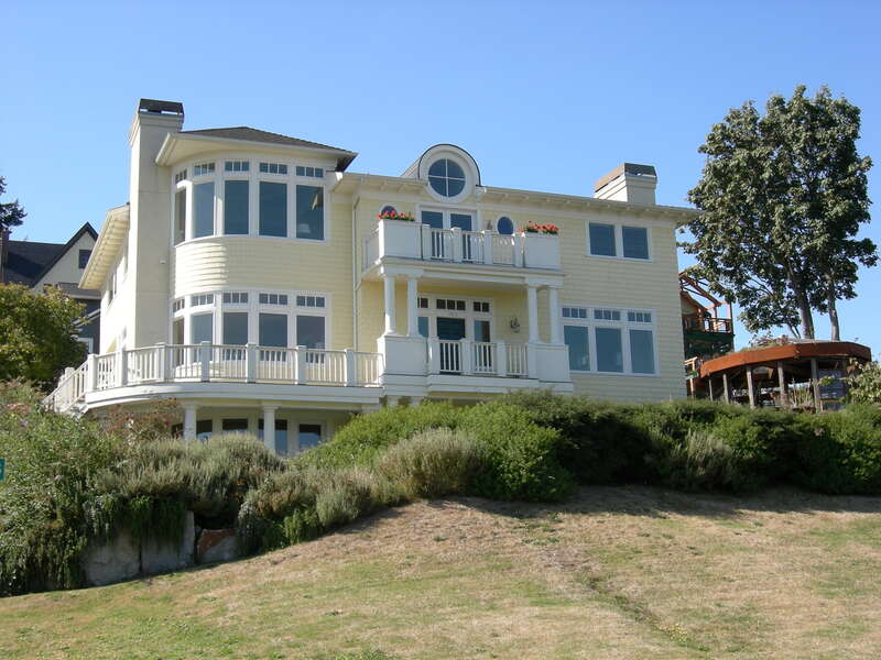1383 Lake Washington Blvd S, Mount Baker Ridge, Seattle, Washington, USA. The house overlooks Lake Washington; Interstate 90 runs almost directly underneath (through a tunnel under the ridge).