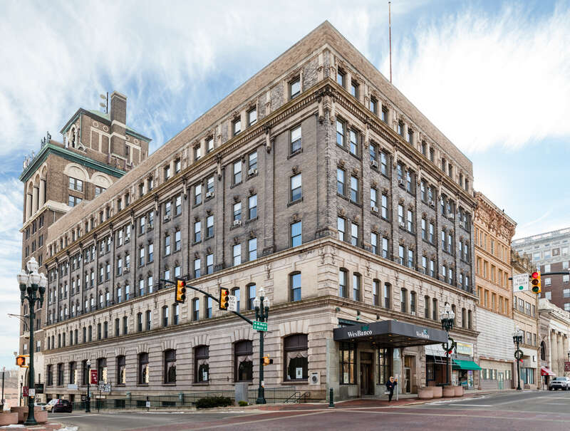 Washington Trust Building, Washington, Pennsylvania.





This is an image of a place or building that is listed on the National Register of Historic Places in the United States of America. Its reference number is 14001133.

