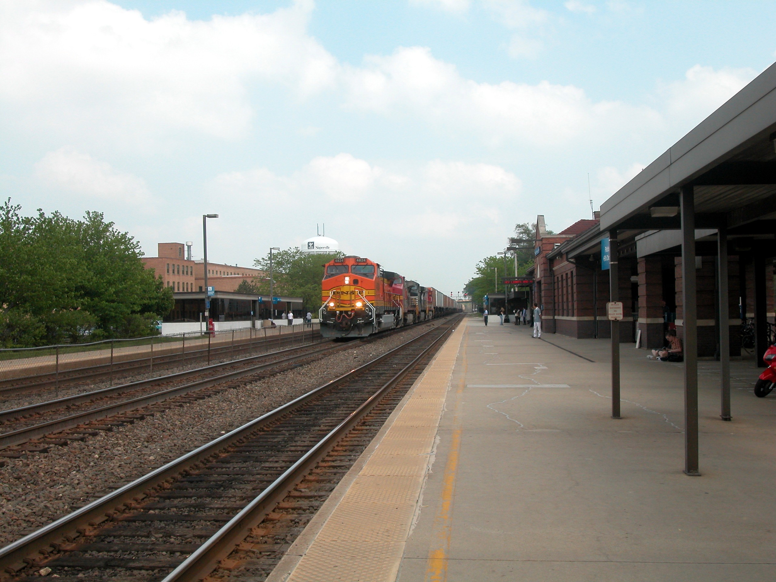 20040511 10 BNSF Naperville, IL