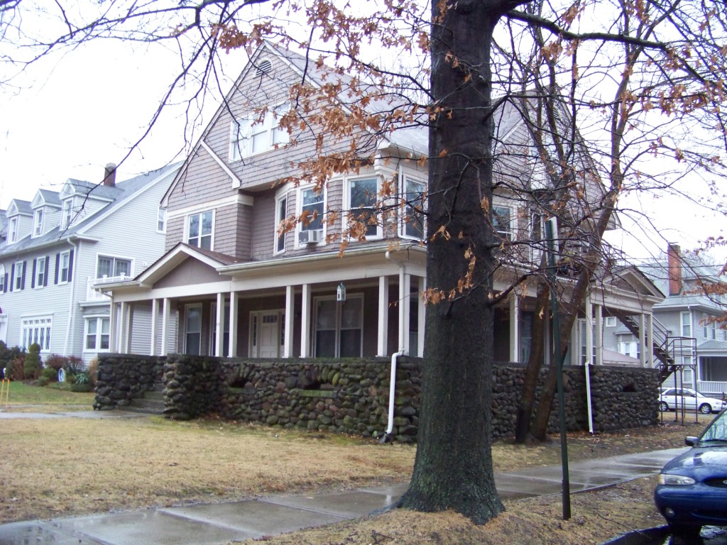 519 Whitney Avenue, at Canner Street, a Shingle style house in Whitney Avenue Historic District, in New Haven, Connecticut