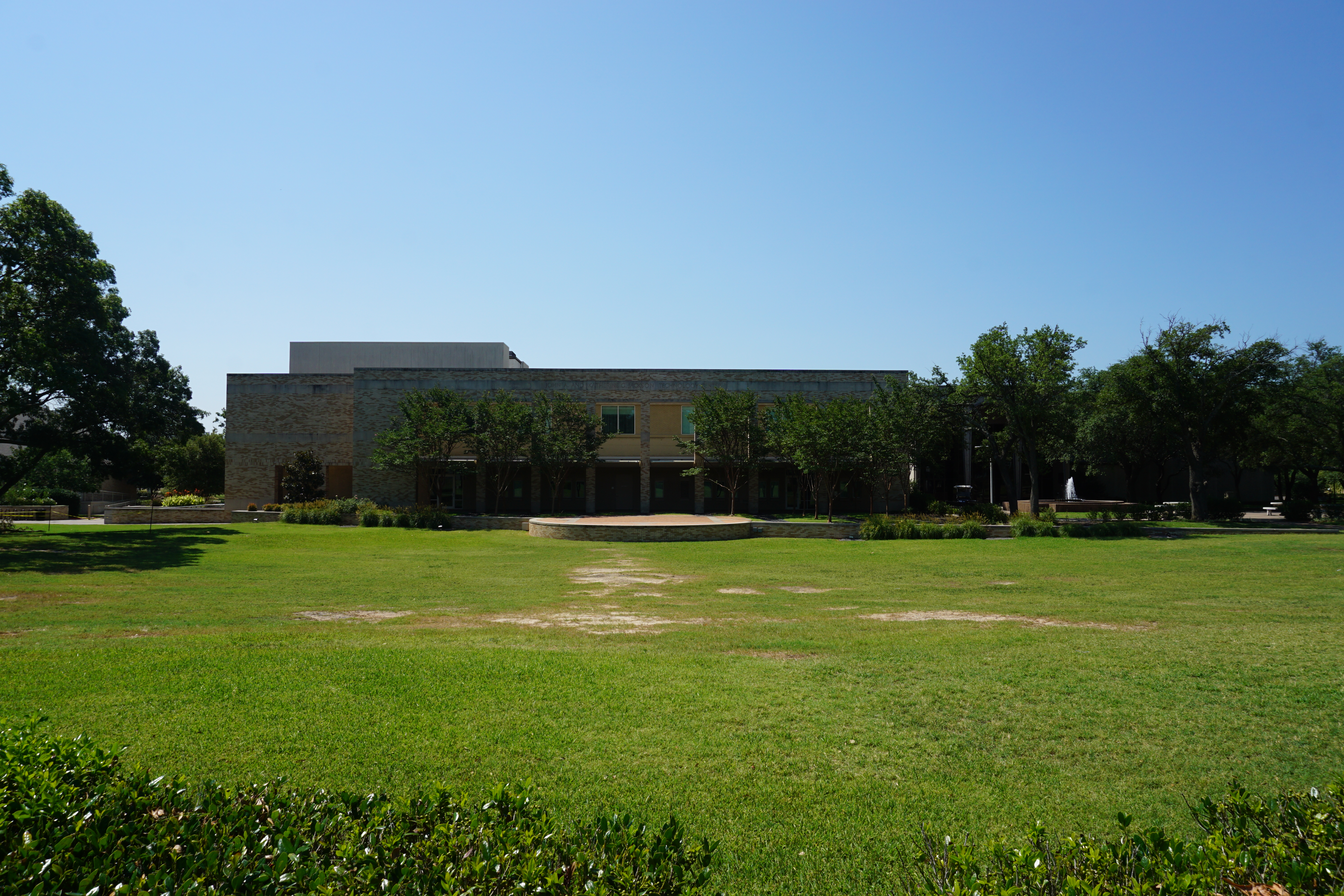 The College Green and the Jackson Technology Center on the campus of Austin College in Sherman, Texas (United States).