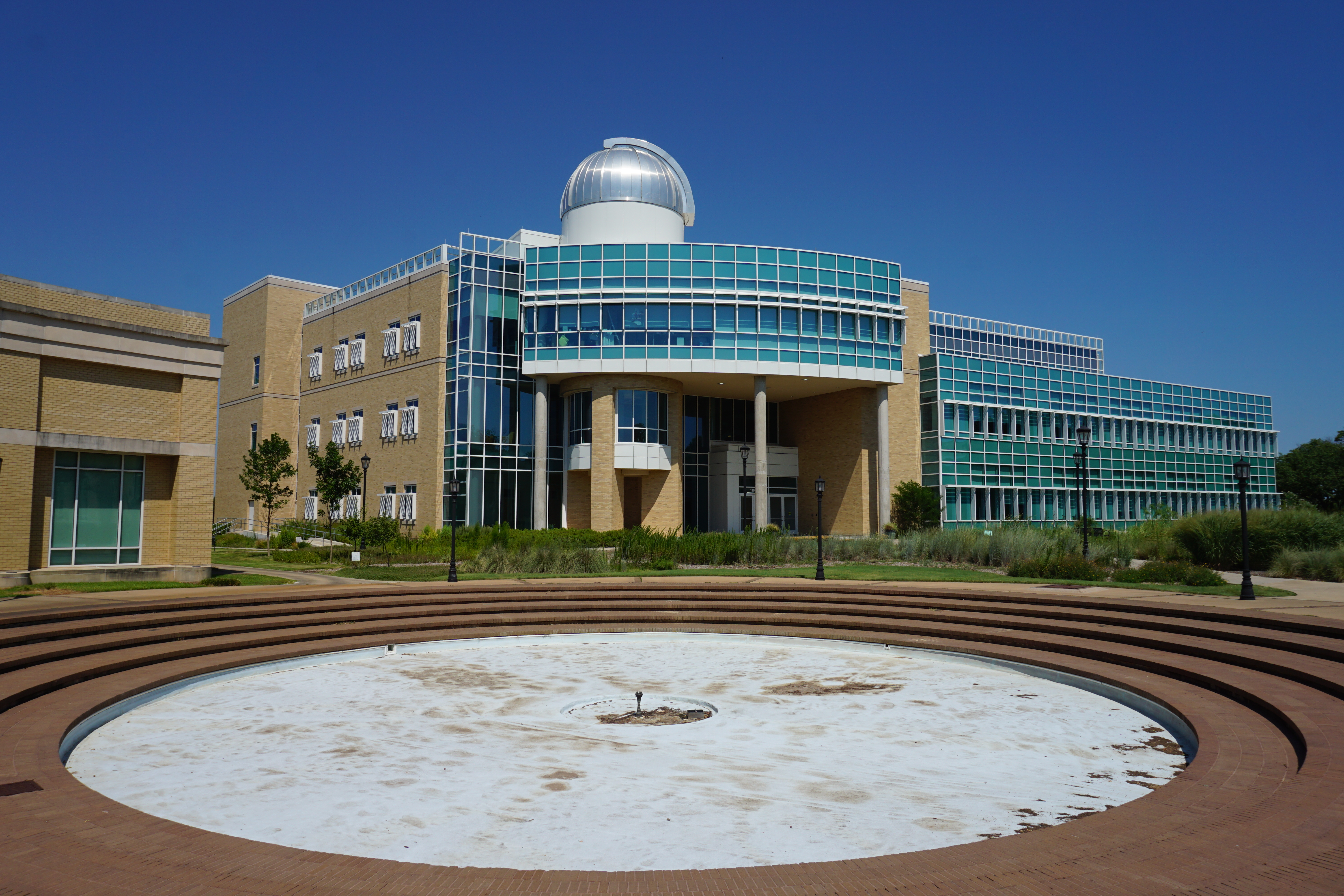 The Jonsson Fountain and the IDEA Center on the campus of Austin College in Sherman, Texas (United States).