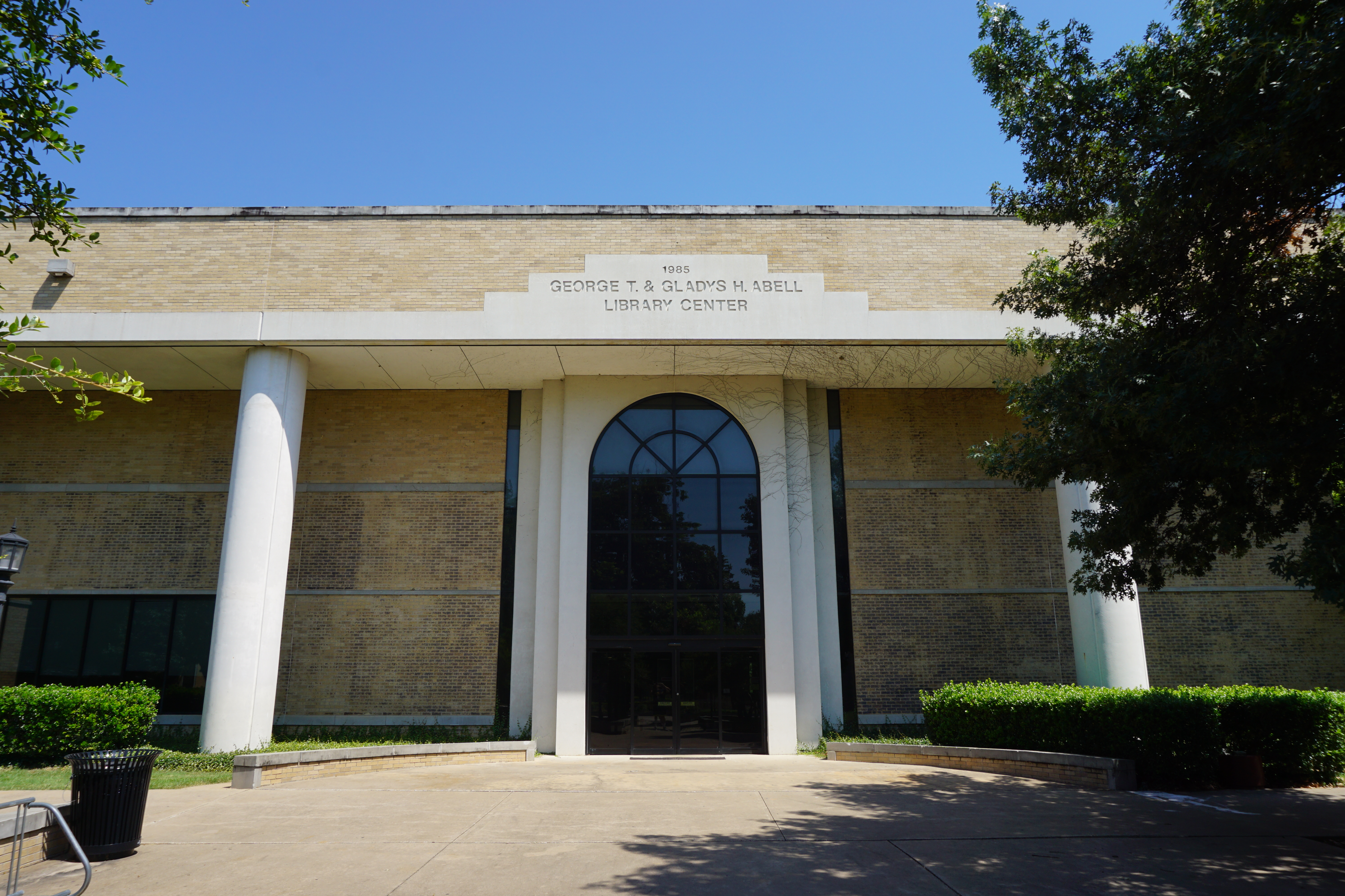 The Abell Library Center on the campus of Austin College in Sherman, Texas (United States).