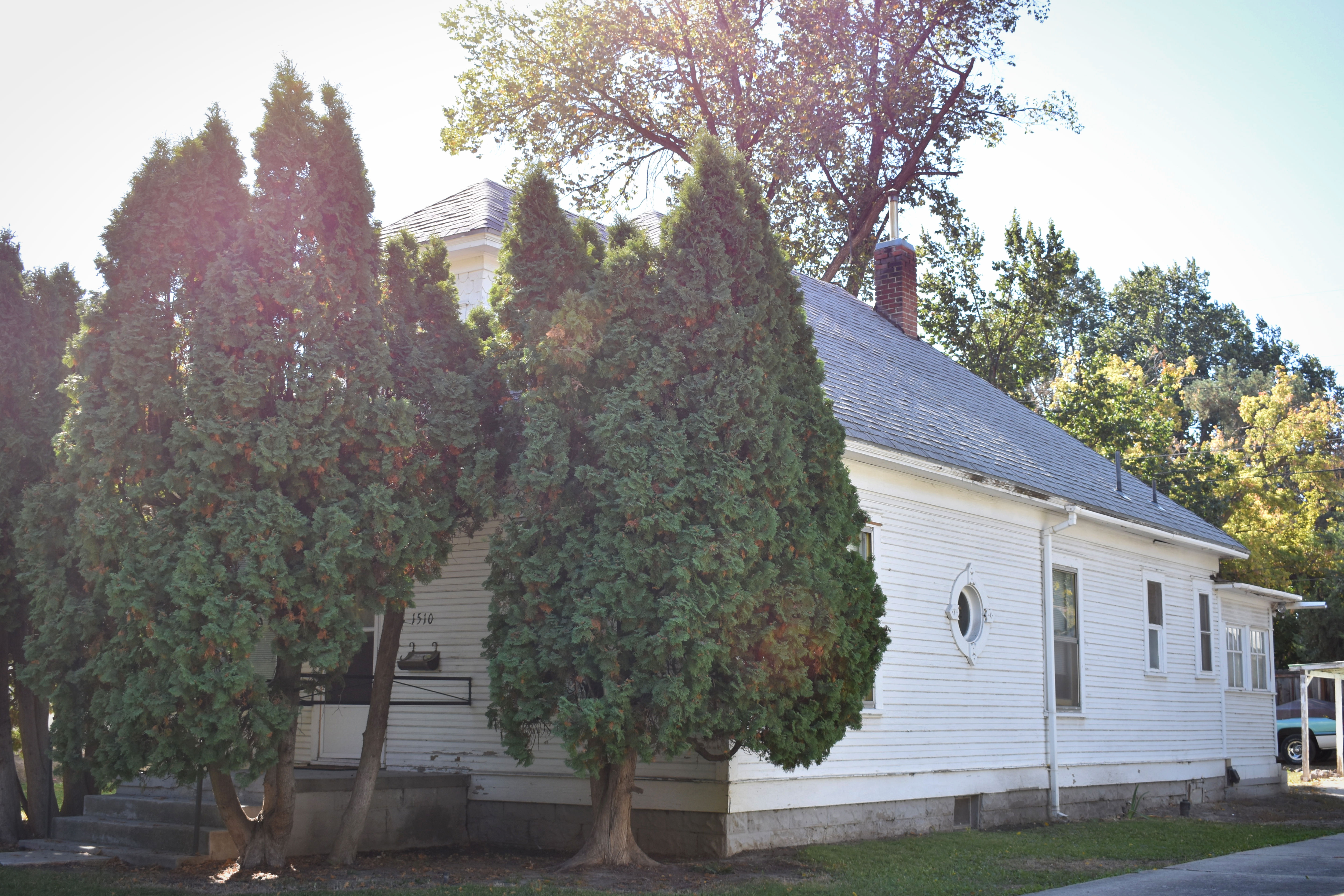 The John and Emma Gue House (1907) is part of the Caldwell Residential Historic District, also known as the Steunenberg Historic District. Dr. Gue helped to found the Caldwell Hospital.