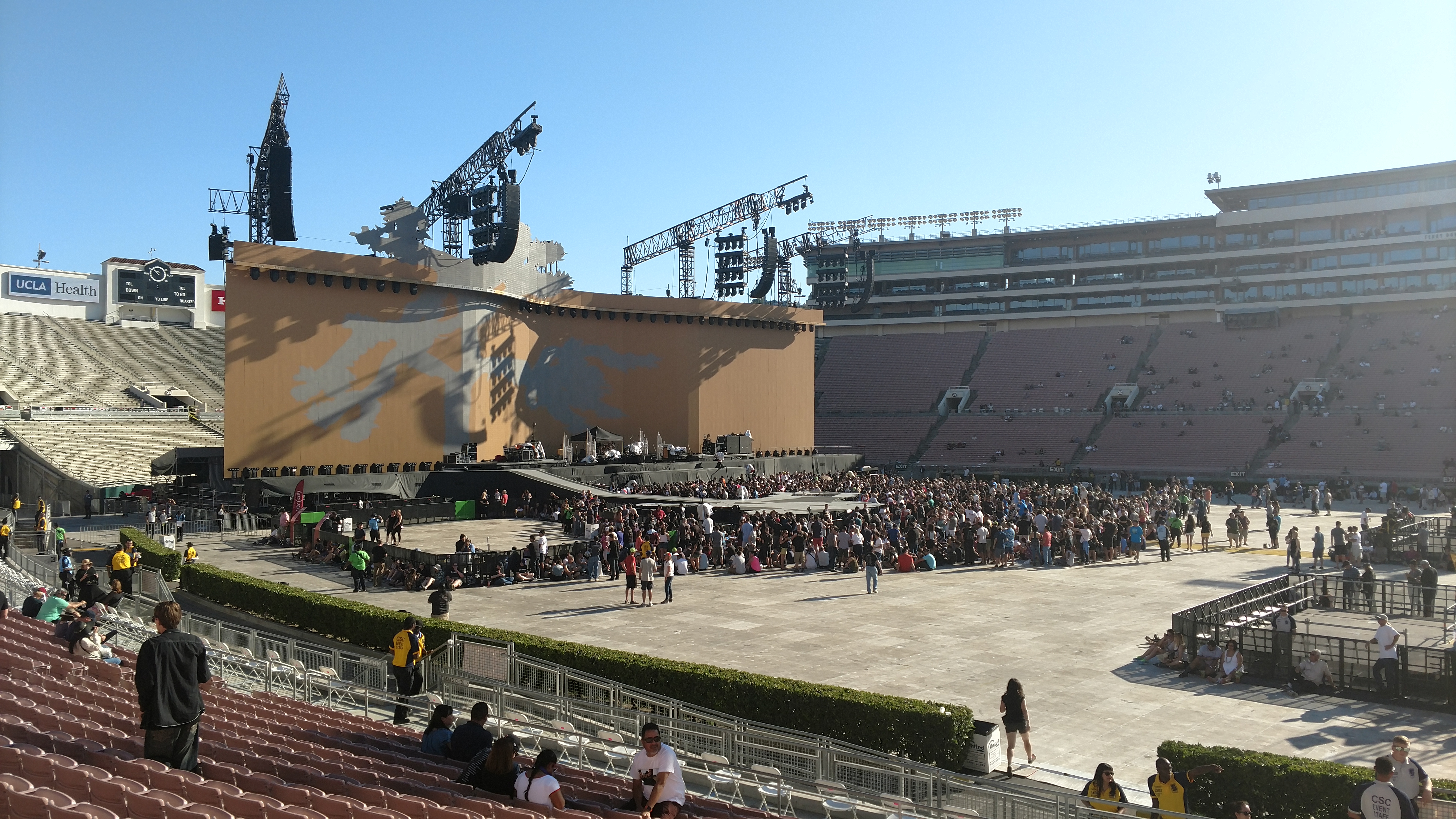 U2 Joshua Tree Tour 2017, stage setup at Rose Bowl Stadium