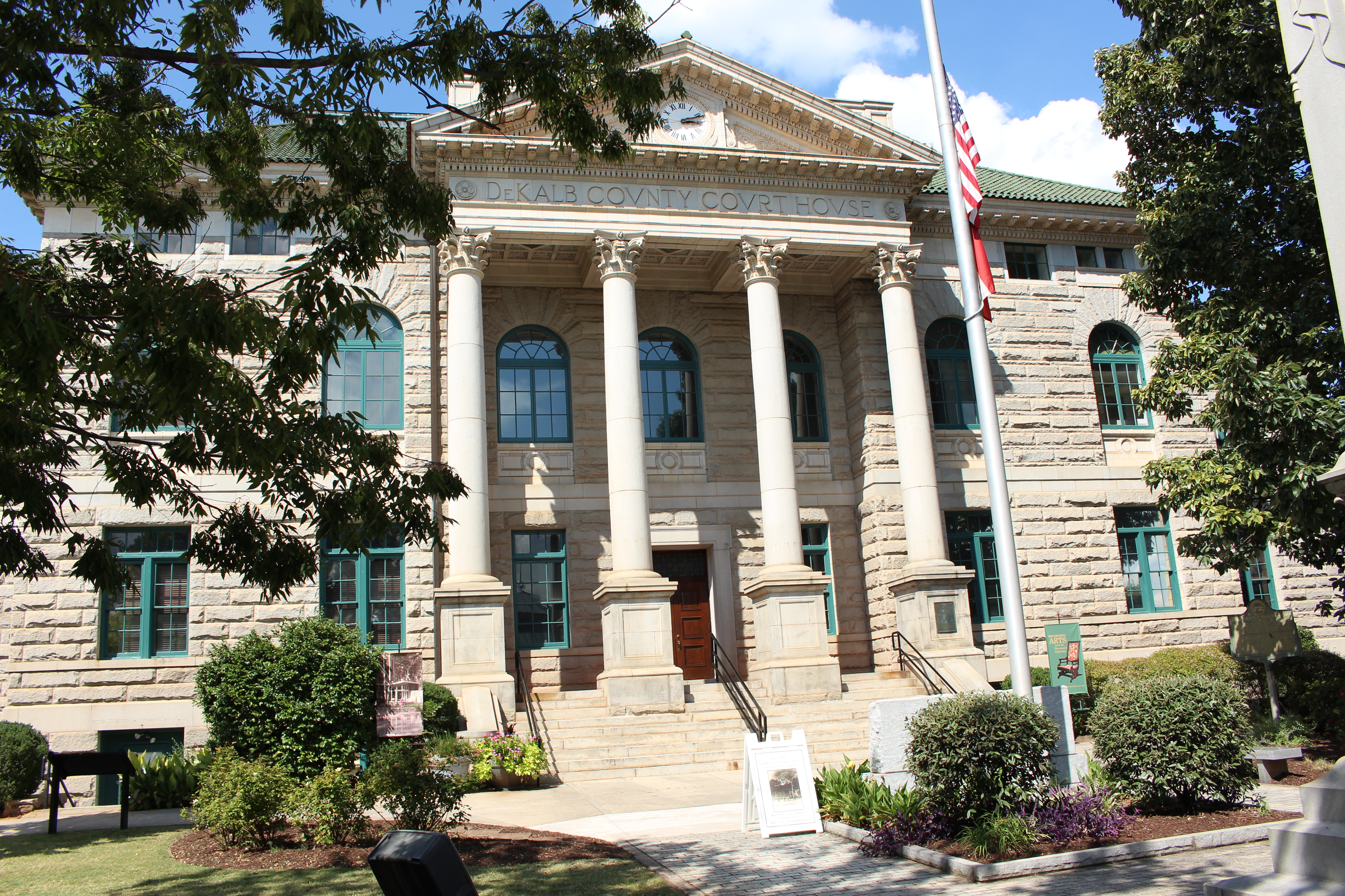 




This is an image of a place or building that is listed on the National Register of Historic Places in the United States of America. Its reference number is 71001016 (Wikidata).

