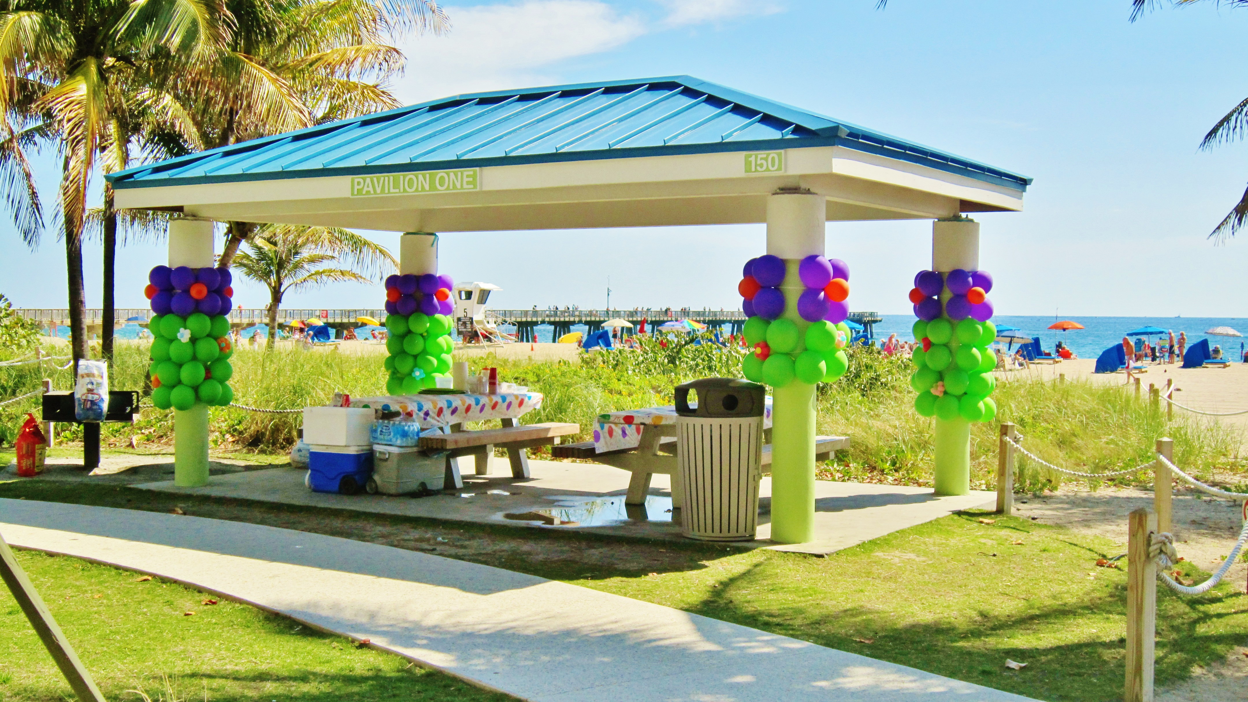 Prèt pour célébrer la fête... / Ready for the party...On the Beach, Pompano, Fl.