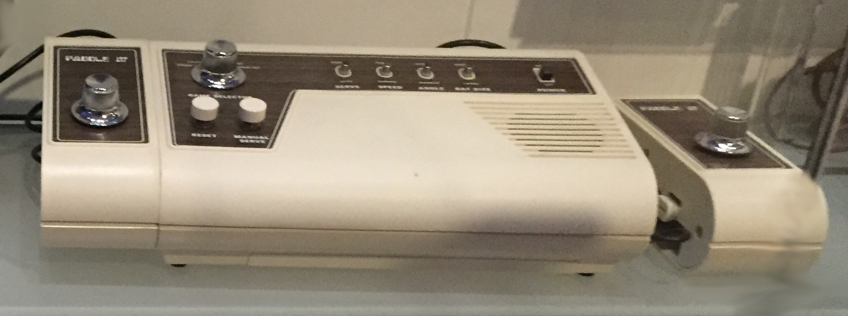 Roberts Paddle IV - Pong console made in Japan with 4 games.Black and white images. Probably based on General Instruments AY-3-8500 chip