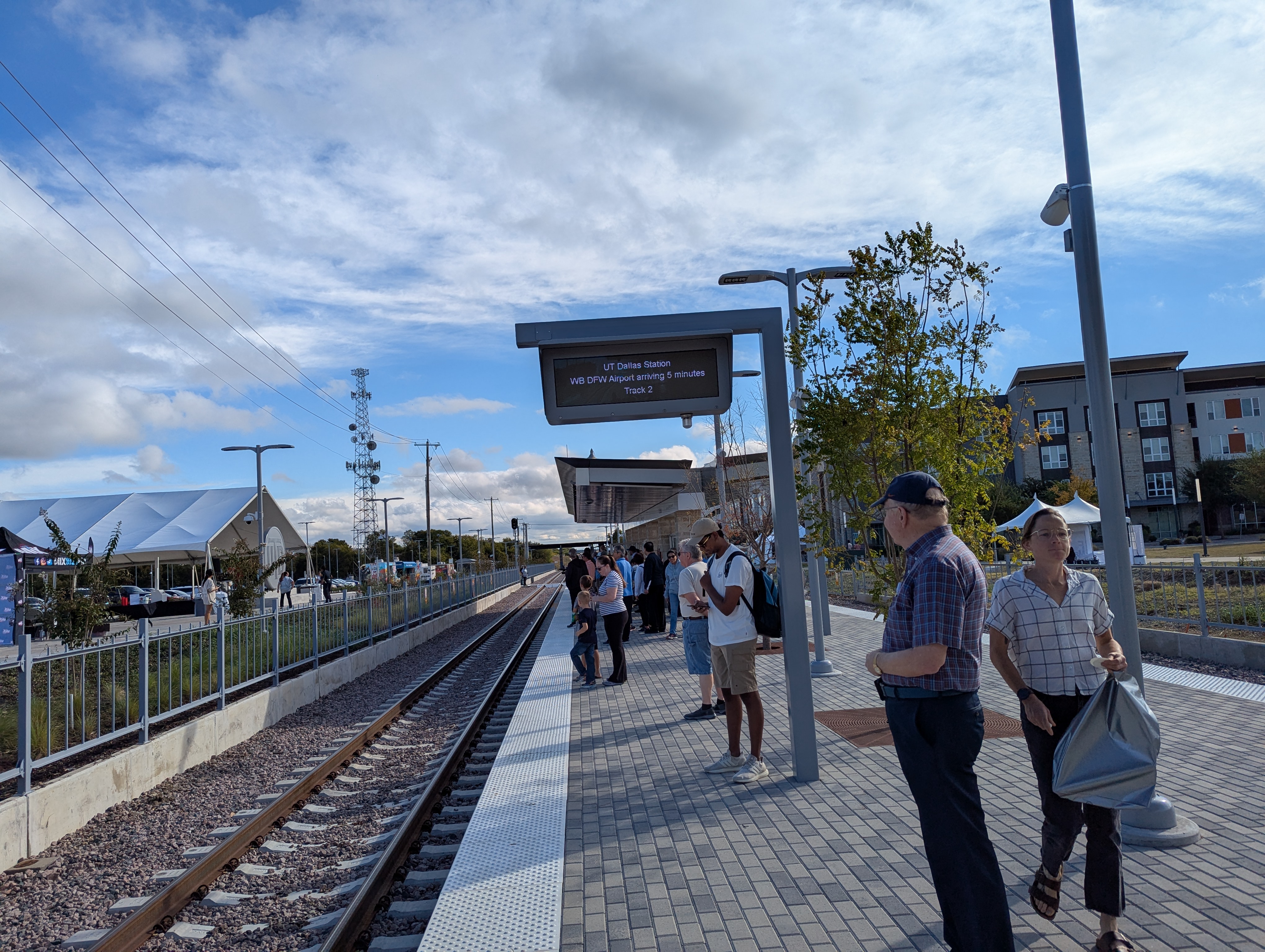 Wait time sign at the Silver Line's UT Dallas station