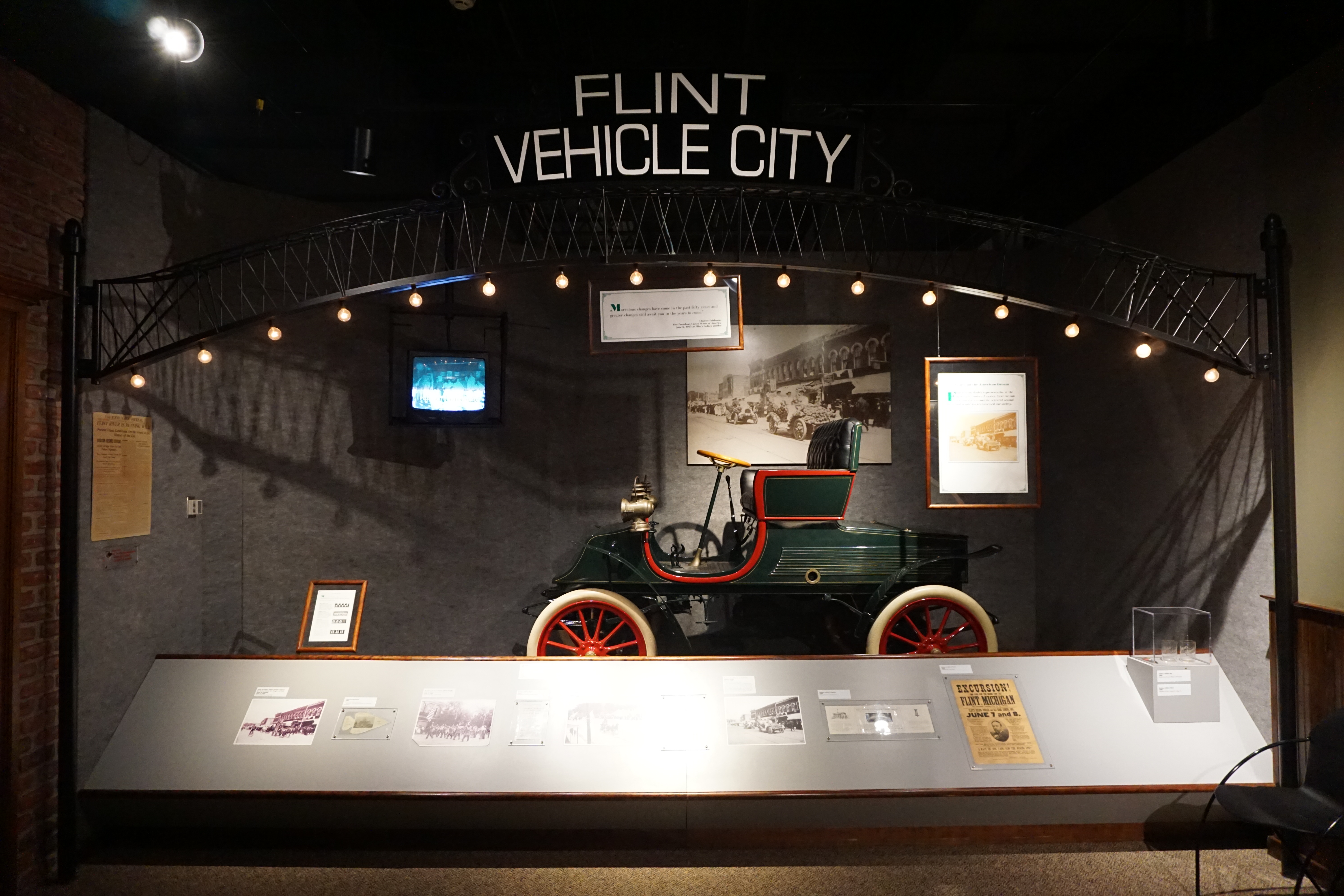 A 1902 Flint Roadster at the Sloan Museum in Flint, Michigan (United States).
