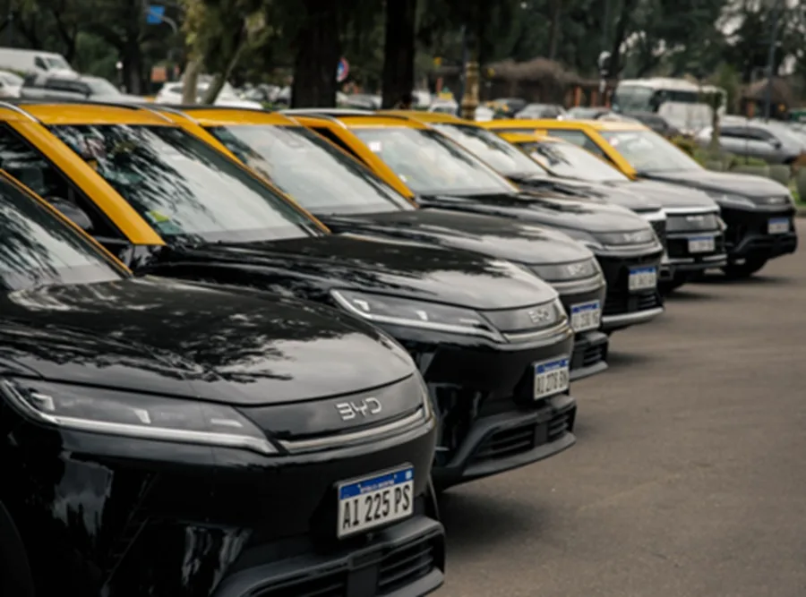 Jorge Macri presentó créditos del Banco Ciudad para taxis eléctricos