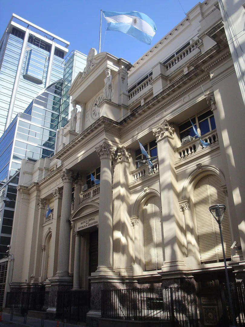 El Banco Central desaceleró la compra de dólares para sostener la baja de la inflación