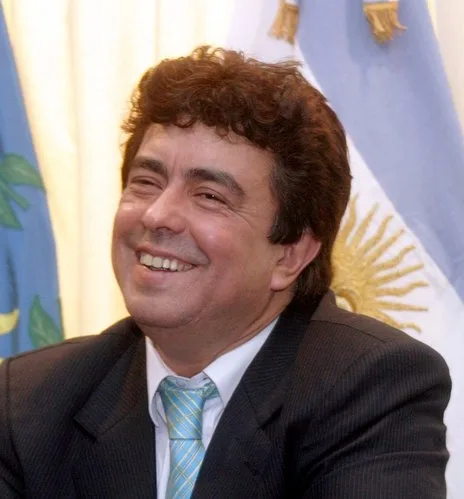 Espinoza convocó a un frente amplio electoral y respaldó a Kicillof