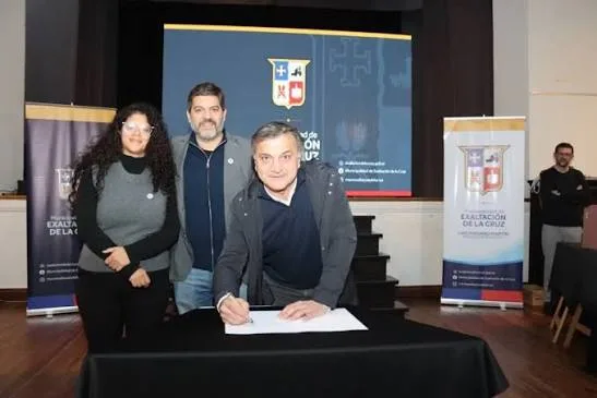 Exaltación de la Cruz: Bianco y Martín entregaron netbooks a estudiantes