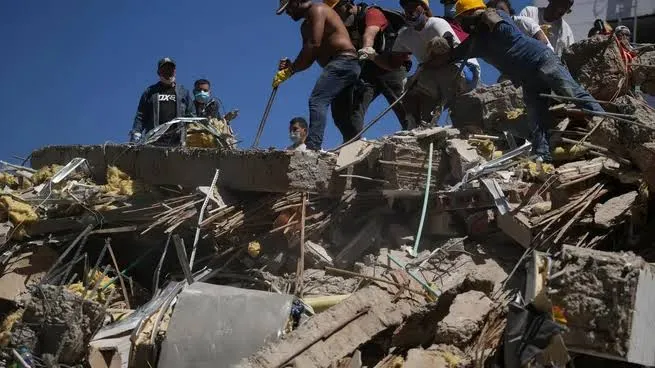 Colombia: comenzaron las demoliciones de edificios dañados por el terremoto