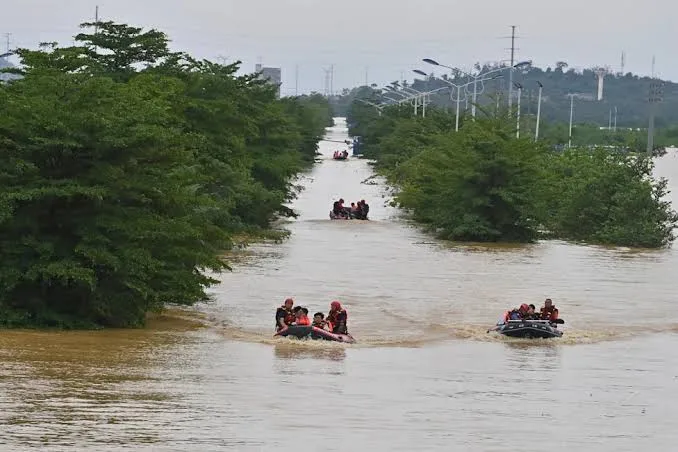 Inundación en Nepal: buscan a 384 turistas desaparecidos tras crecida de río