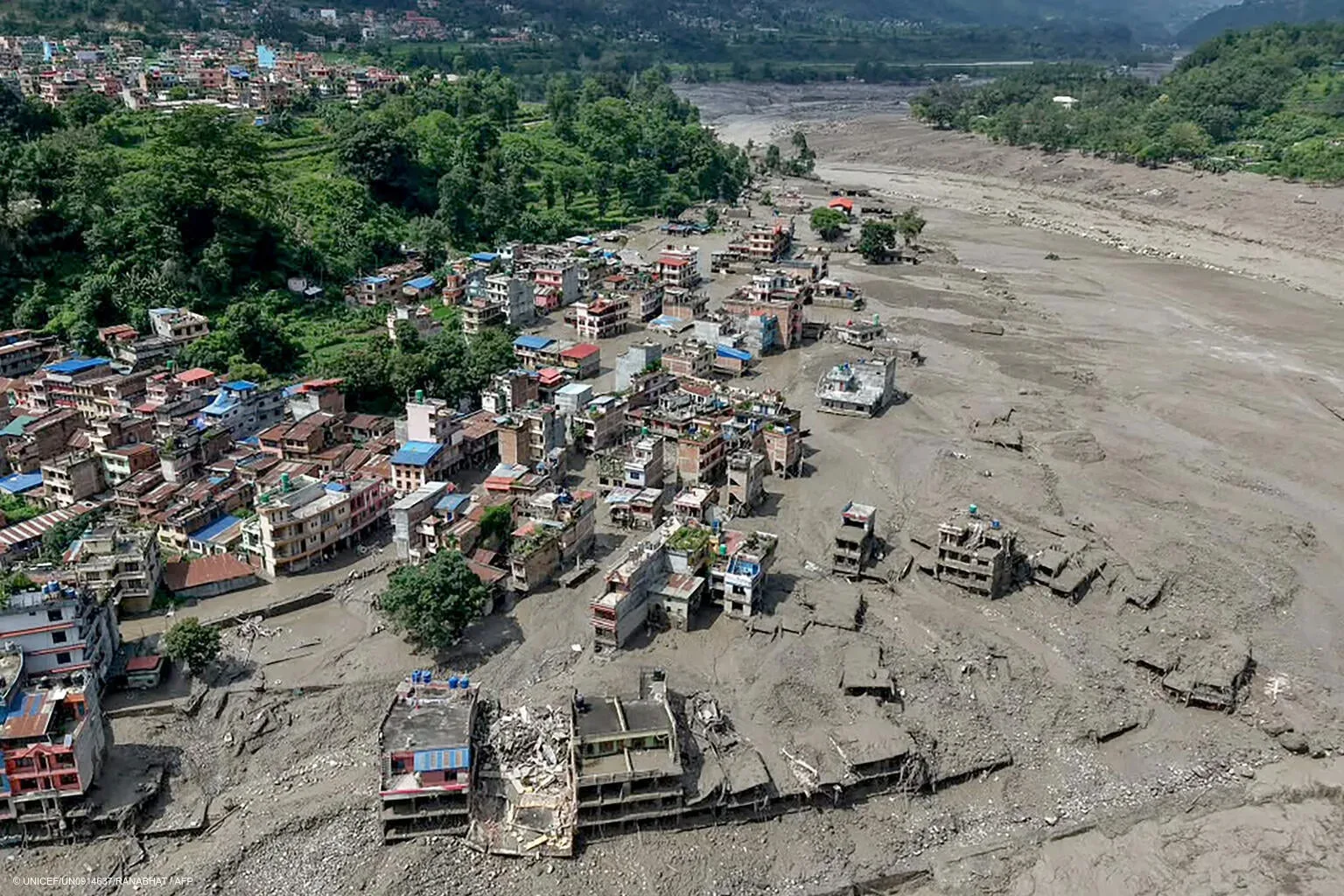 Nepal: 469 muertos y más de 1.500 rescatados por inundaciones repentinas