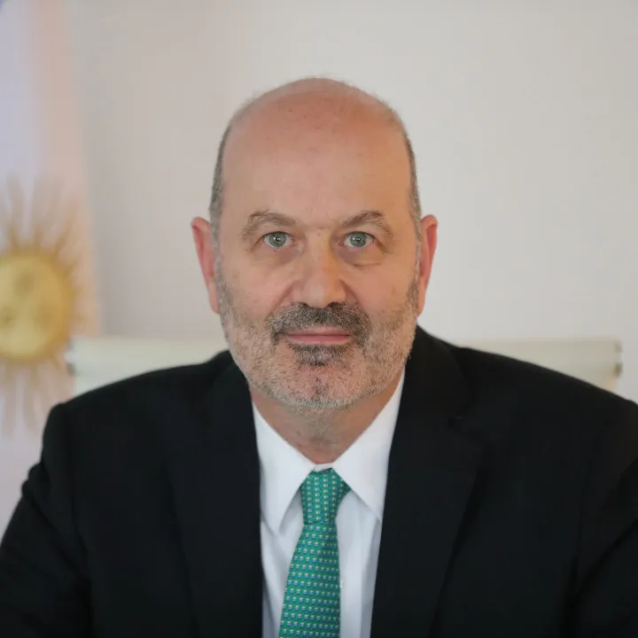 Sturzenegger admitió la caída del empleo formal y la atribuyó al monotributo