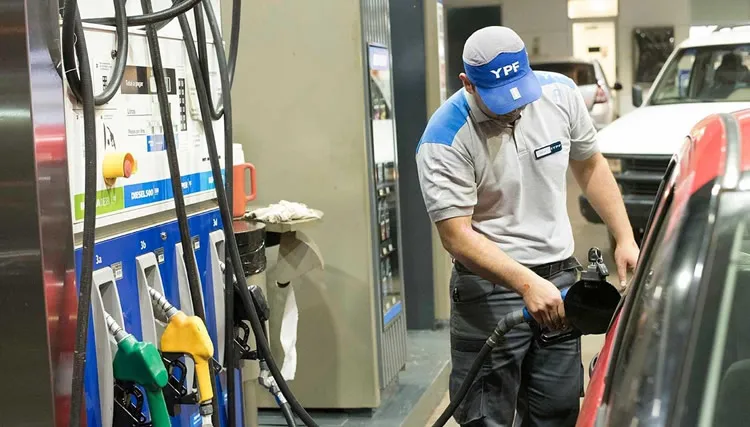 El Gobierno difirió al 1° de octubre la actualización de impuestos a los combustibles