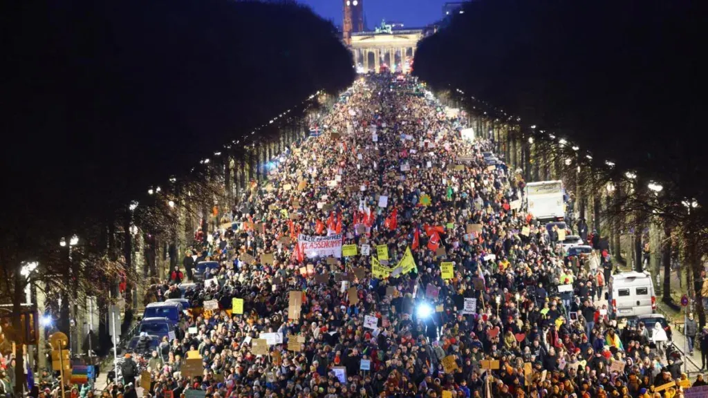 Alemania: miles de personas protestan antes de elecciones que favorecen a la ultraderecha