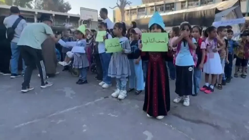 Niños palestinos vuelven a clases en Gaza tras tres años de guerra