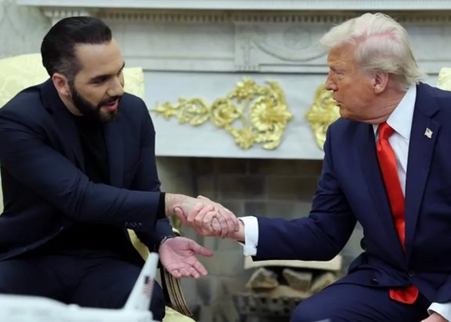 RFI revela acuerdo secreto entre Trump y Bukele que borra el rastro de migrantes deportados
