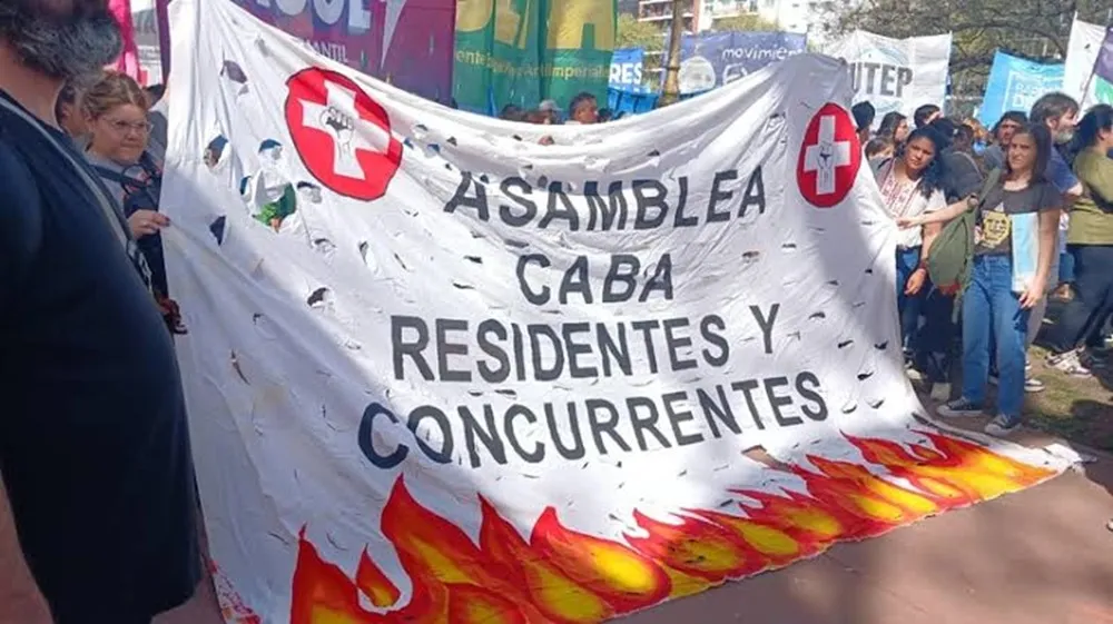 Residentes de salud de la CABA realizan un paro y movilizan al Ministerio de Salud