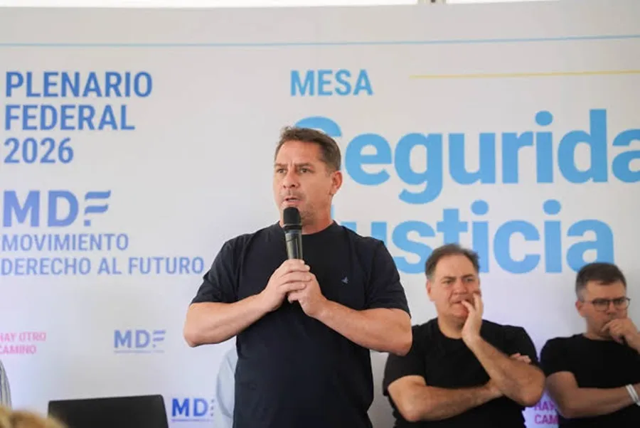 Ituzaingó: descalzo entregó equipamiento de cocina por $45 millones a 19 escuelas