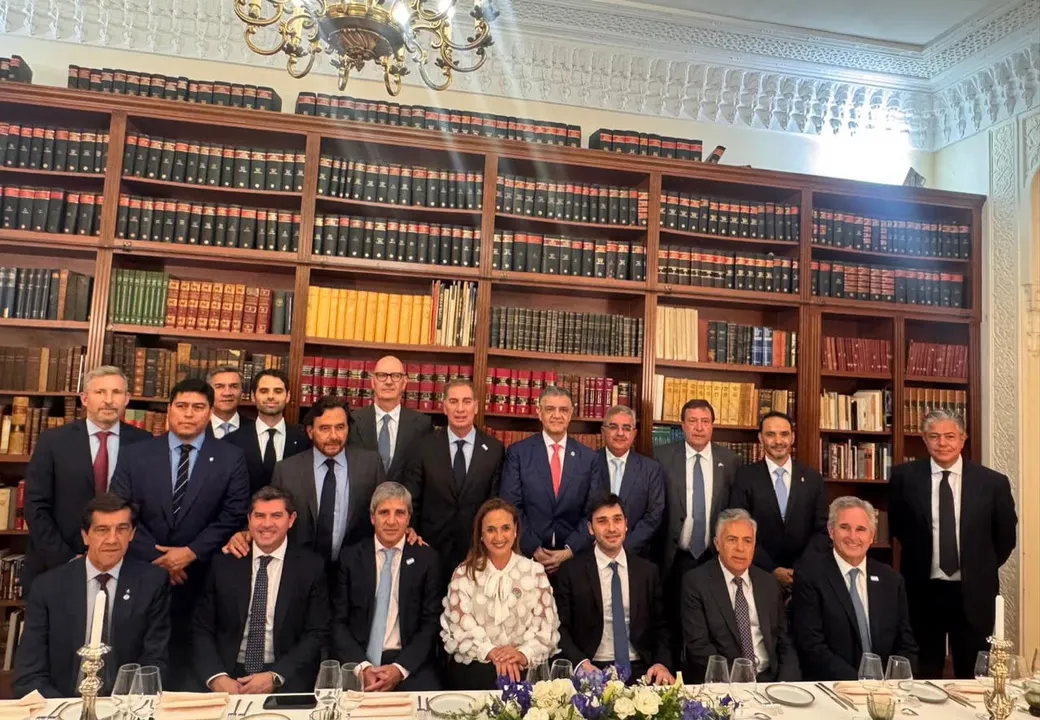 Santilli busca en París sumar votos para eliminar las PASO y el Presupuesto 2027