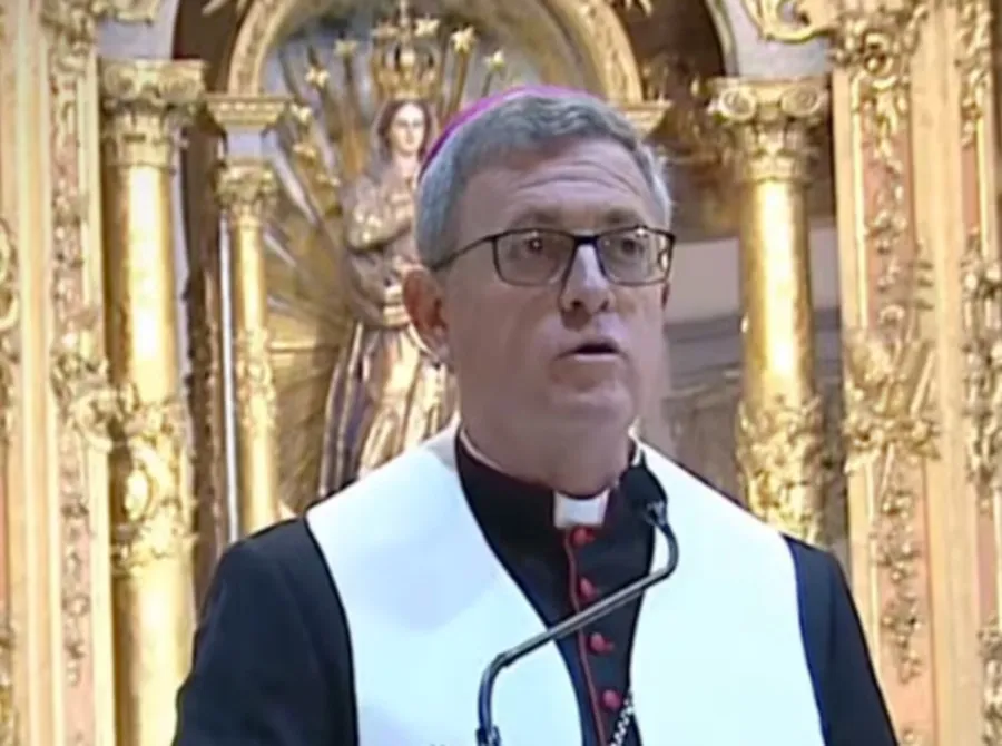 El Gobierno busca bajar la tensión con la Iglesia antes de la visita de León XIV