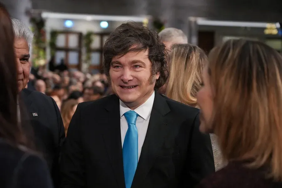 Milei vuelve de Francia y el Gobierno defiende el Presupuesto 2027