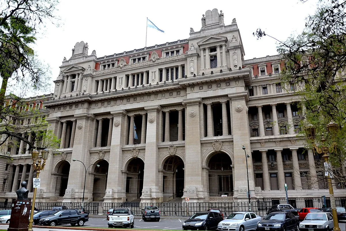 La Corte Suprema convocará a dos conjueces para debatir el artículo 154 del DNU 70/23