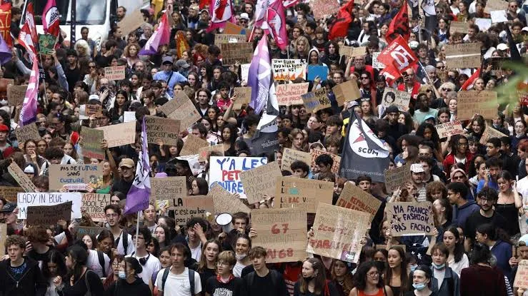 Los estudiantes franceses cumplen su quinta jornada de protestas y Geffray reporta 200 liceos cerrados